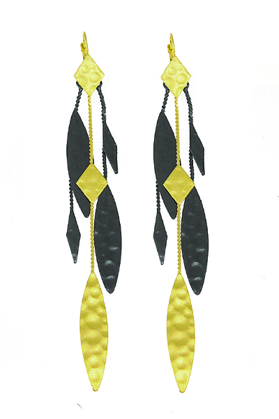 Κρεμαστά σκουλαρίκια με σφυρήλατα φύλλα ελιάς από μπρούντζο & αλπακά σε διχρωμία κίτρινο χρυσό και μαύρο χρώμα.