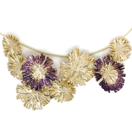 Το δαχτυλίδι Dark Romance D1143 είναι ένα εντυπωσιακό χειροποίητο statement δαχτυλίδι, ιδανικό για όσες αγαπούν τον σύγχρονο glam με αρχιτεκτονικές αναφορές. Η φόρμα του είναι ογκώδης, κυρτή και θυμίζει πτυχωτό ύφασμα.