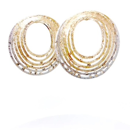 Ανακαλύψτε τη διαχρονική γοητεία της αρχαίας ελληνικής αισθητικής μέσα από αυτό το ιδιαίτερο χειροποίητο σκουλαρίκι της συλλογής Eternal Elegance. Ο κυκλικός σχεδιασμός του, εμπλουτισμένος με γεωμετρικά μοτίβα και λεπτομέρειες σε έντονα χρώματα, αποπνέει αίσθηση αρμονίας και κομψότητας.