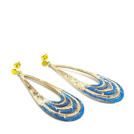 Ανακαλύψτε τη διαχρονική γοητεία της αρχαίας ελληνικής αισθητικής μέσα από αυτό το ιδιαίτερο χειροποίητο σκουλαρίκι της συλλογής Eternal Elegance.